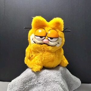 Vtg Dakin Garfield 1981 Cat Sitting Plush Dakin Stuffed Animal
